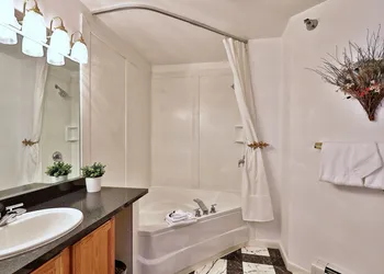 The Birch Ridge: Blue Velvet Room #10 - Queen Suite In Killington, Vermont. Hot Tub. Lounge. 1 Bedroom Home hotel thumbnail 6