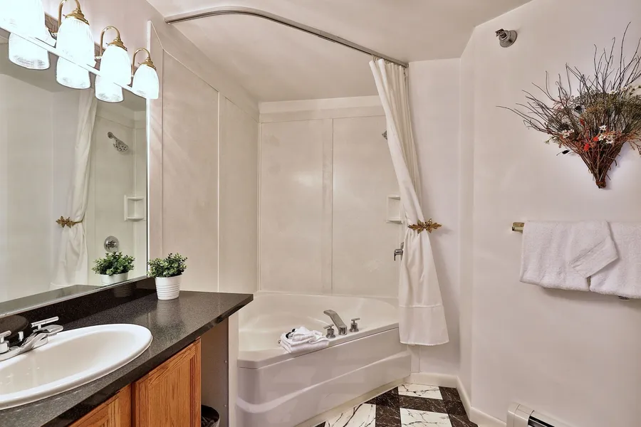 The Birch Ridge: Blue Velvet Room #10 - Queen Suite In Killington, Vermont. Hot Tub. Lounge. 1 Bedroom Home hotel detail image 6