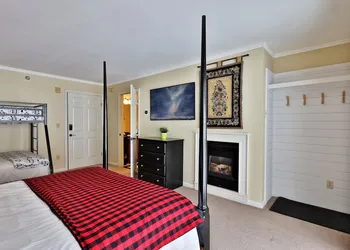 The Birch Ridge: Family Room #6 - Queen/bunkbed Suite In Killington, Vermont 1 Bedroom Hotel Room hotel thumbnail 2