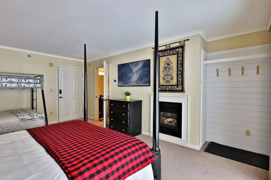 The Birch Ridge: Family Room #6 - Queen/bunkbed Suite In Killington, Vermont 1 Bedroom Hotel Room hotel detail image 2