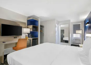 Comfort Inn Kansas City Midtown hotel thumbnail 8