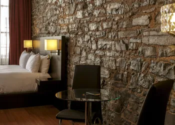 Le Petit Hôtel Vieux-Montréal | Notre-Dame hotel thumbnail 5