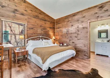 Rivers Edge Treehouses hotel thumbnail 2