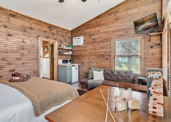 Rivers Edge Treehouses hotel thumbnail 4