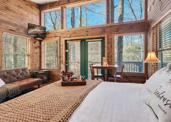 Rivers Edge Treehouses hotel thumbnail 5