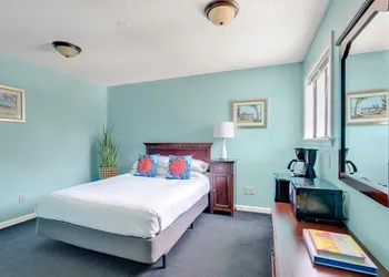 Admiral's Quarter hotel thumbnail 6