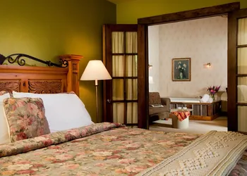 Chanticleer Cabins hotel thumbnail 5