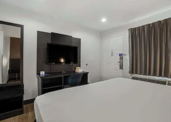 Studio 6 Suites Escondido, CA hotel thumbnail 4