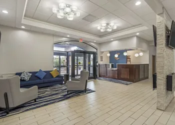 Comfort Inn & Suites Mundelein-Vernon Hills hotel thumbnail 3