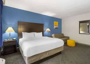 Comfort Inn & Suites Mundelein-Vernon Hills hotel thumbnail 7