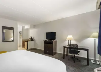 Comfort Inn & Suites Mundelein-Vernon Hills hotel thumbnail 8