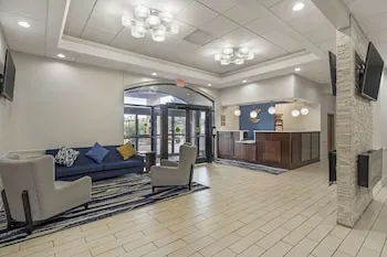 Comfort Inn & Suites Mundelein-Vernon Hills hotel thumbnail 3