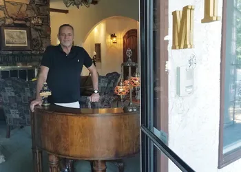 Tuscan Manor hotel thumbnail 2