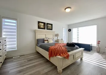 Luxurious Waterfront Retreat hotel thumbnail 7