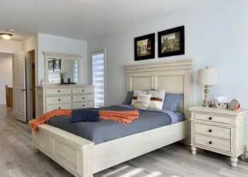 Luxurious Waterfront Retreat hotel thumbnail 8