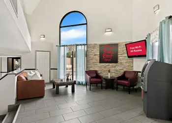 Red Roof Inn & Suites Duncan hotel thumbnail 2