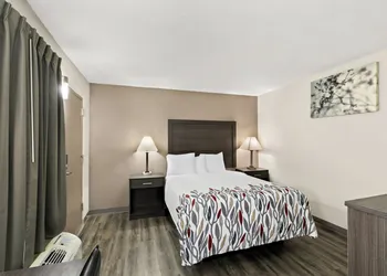 Red Roof Inn & Suites Duncan hotel thumbnail 5