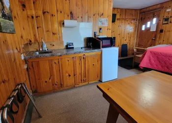 Two Rivers Motel and Cabins hotel thumbnail 4