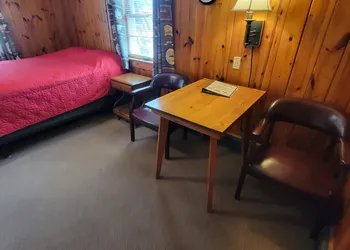 Two Rivers Motel and Cabins hotel thumbnail 5