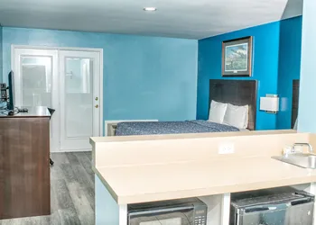Captain Quarters Motel hotel thumbnail 7