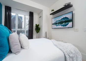 Peter St - Downtown Suite with Balcony hotel thumbnail 7