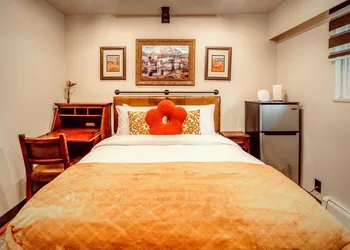 Neocolonial Nouveau Kensington Vacation Home hotel thumbnail 3