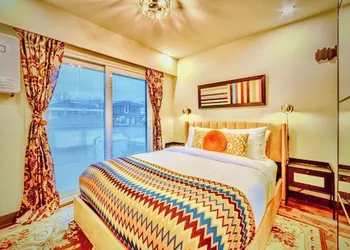 Neocolonial Nouveau Kensington Vacation Home hotel thumbnail 4