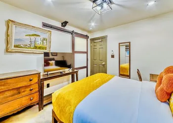Neocolonial Nouveau Kensington Vacation Home hotel thumbnail 5