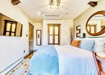 Neocolonial Nouveau Kensington Vacation Home hotel thumbnail 6