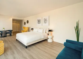 Kenmore Village Hotel, South Beach hotel thumbnail 5