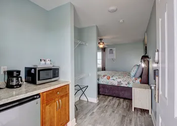 Tiffany's Motel & Condos hotel thumbnail 5