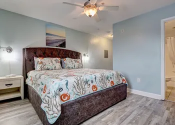 Tiffany's Motel & Condos hotel thumbnail 6