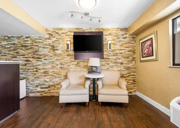 Econo Lodge Charlotte Airport hotel thumbnail 3