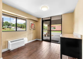 Econo Lodge Charlotte Airport hotel thumbnail 5