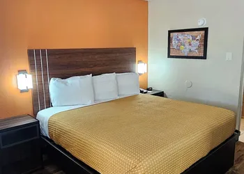 Econo Lodge Charlotte Airport hotel thumbnail 6