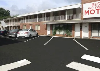 Best In Town Motel hotel thumbnail 3