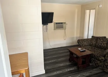 Best In Town Motel hotel thumbnail 5