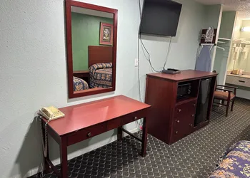 Roadside Inn hotel thumbnail 2