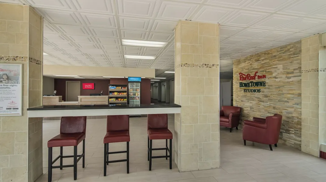 HomeTowne Studios by Red Roof & Conference Center Chicago – N Aurora/ Naperville hotel detail image 2