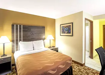 Norwood Inn & Suites Milwaukee hotel thumbnail 6