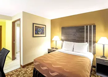 Norwood Inn & Suites Milwaukee hotel thumbnail 8