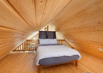 Lil Bigfoot Chalet 2 Bedroom Home by NW Comfy Cabins by RedAwning hotel thumbnail 2