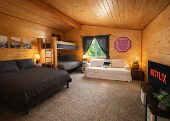 Lil Bigfoot Chalet 2 Bedroom Home by NW Comfy Cabins by RedAwning hotel thumbnail 3