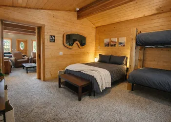 Lil Bigfoot Chalet 2 Bedroom Home by NW Comfy Cabins by RedAwning hotel thumbnail 4