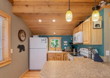 Lil Bigfoot Chalet 2 Bedroom Home by NW Comfy Cabins by RedAwning hotel thumbnail 6