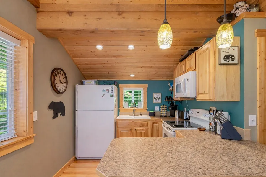 Lil Bigfoot Chalet 2 Bedroom Home by NW Comfy Cabins by RedAwning hotel detail image 6