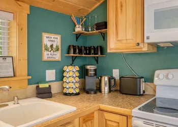 Lil Bigfoot Chalet 2 Bedroom Home by NW Comfy Cabins by RedAwning hotel thumbnail 7