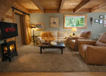 Lil Bigfoot Chalet 2 Bedroom Home by NW Comfy Cabins by RedAwning hotel thumbnail 8