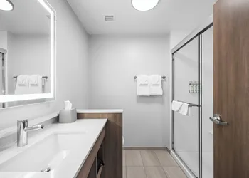 Holiday Inn Express & Suites Marinette by IHG hotel thumbnail 8