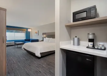 Holiday Inn Express & Suites Muskegon - Grand Haven by IHG hotel thumbnail 6